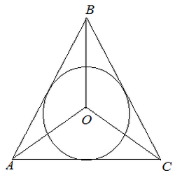 Прямые, разделяющие углы пополам, или биссектрисы равностороннего треугольника пересекаются в общей точке – центре вписанной окружности, который находится на одинаковом удалении от сторон геометрической фигуры.