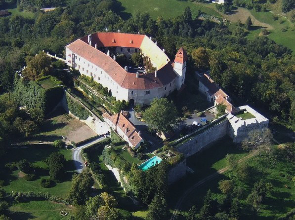 замок Бернштайн