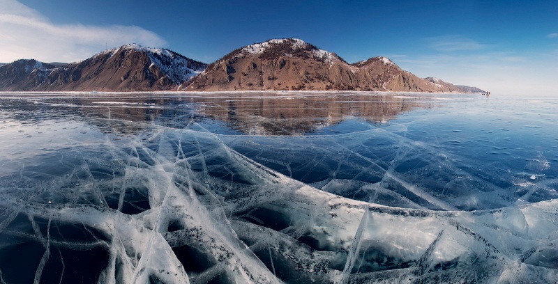 Озеро Байкал покрытое льдом