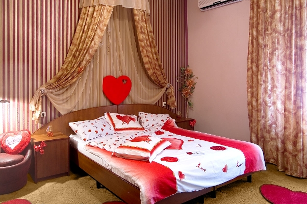 Красивая кровать в номере