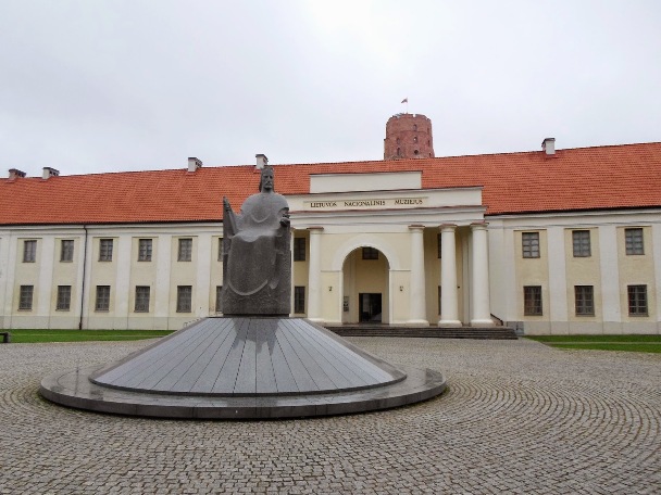 Памятник литовскому королю Миндовгу