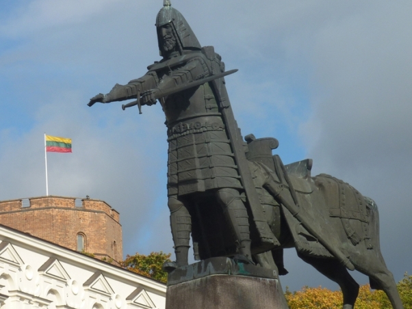 Памятник основателю Вильнюса князю Гедимину