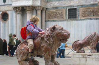 Ребёнок на каменном льве