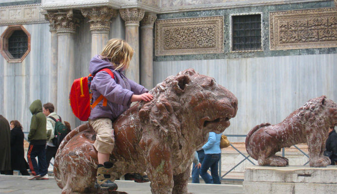 Ребёнок на каменном льве