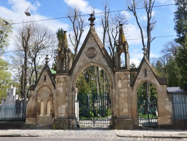 Лычаковское кладбище во Львове - центральный вход