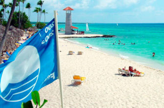 Голубой флаг на пляже Доминиканы
