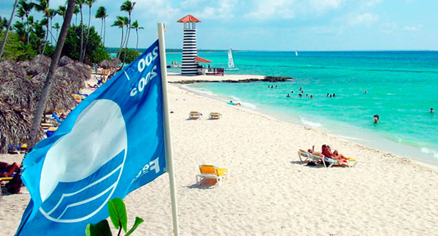 Голубой флаг на пляже Доминиканы