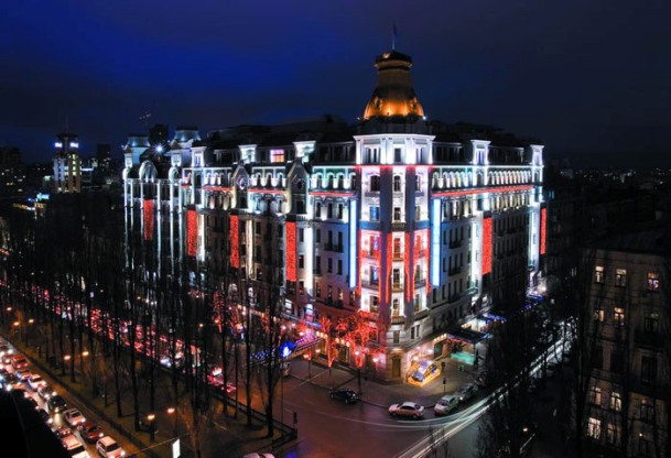 Отель Премьер Палас в ночное время
