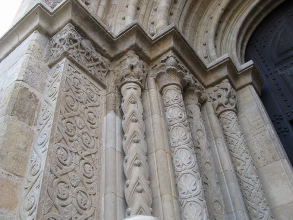 Стены старого собора покрыты изразцами