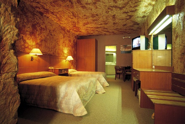 Подземный отель Desert Cave