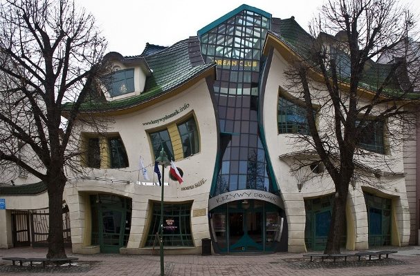 Изогнутый дом в Польше