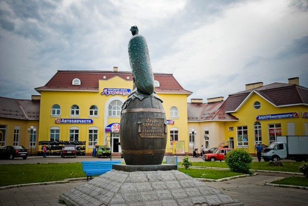 Памятник огурцу, Луховицы