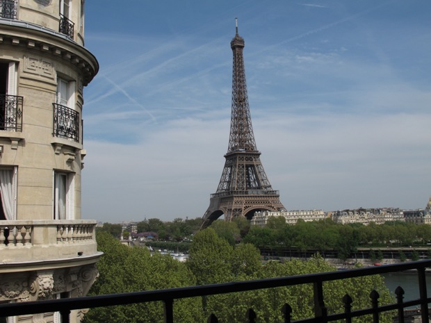 Набережная Сены в Париже с видом на башню