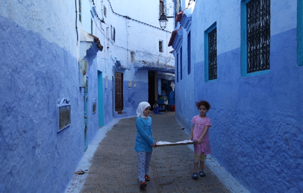 Узкие улицы, голубые стены домов