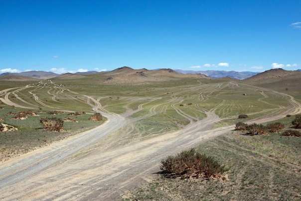 Дорога в Монголии с красивыми пейзажами