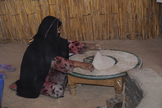 Приготовление бедуинами лепёшек