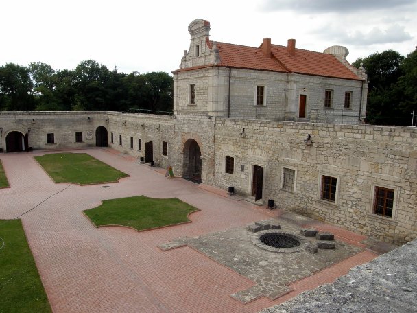 Двор Збаражского замка