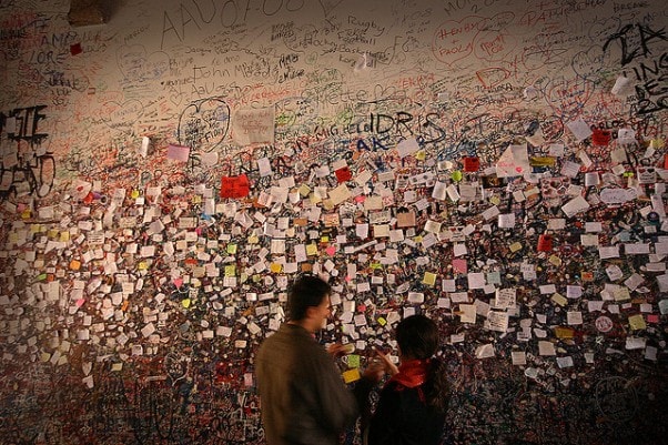 Стена любовных записок