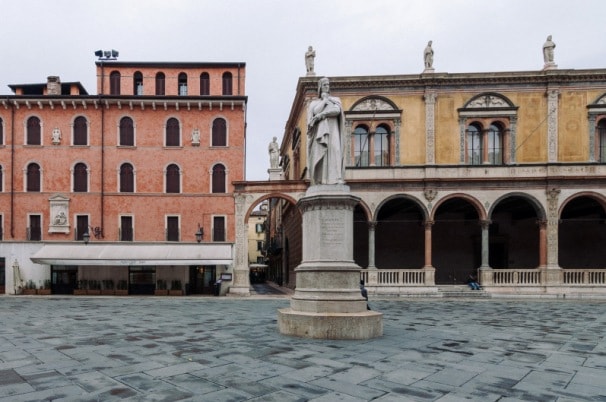 Площадь Синьории с памятником Данте Алигьери