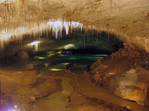 Озеро пещеры Шоран, в природном парке Веркор, Франция