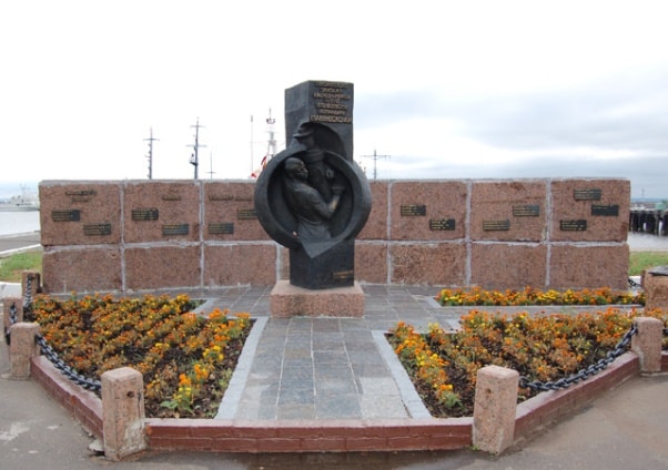 Памятник Александру Ивановичу Маринеско в Кронштадте