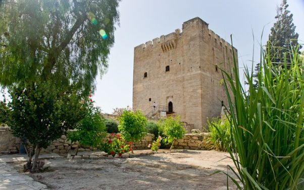 Средневековый замок Колосси
