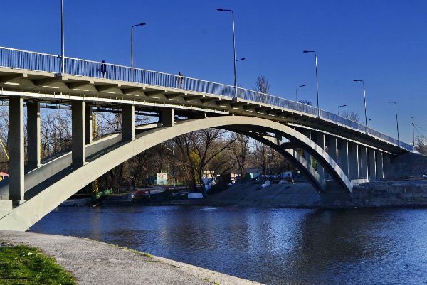 Парковый пешеходный мост над Венецианской протокой