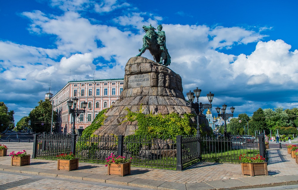 Памятники киева фото и название