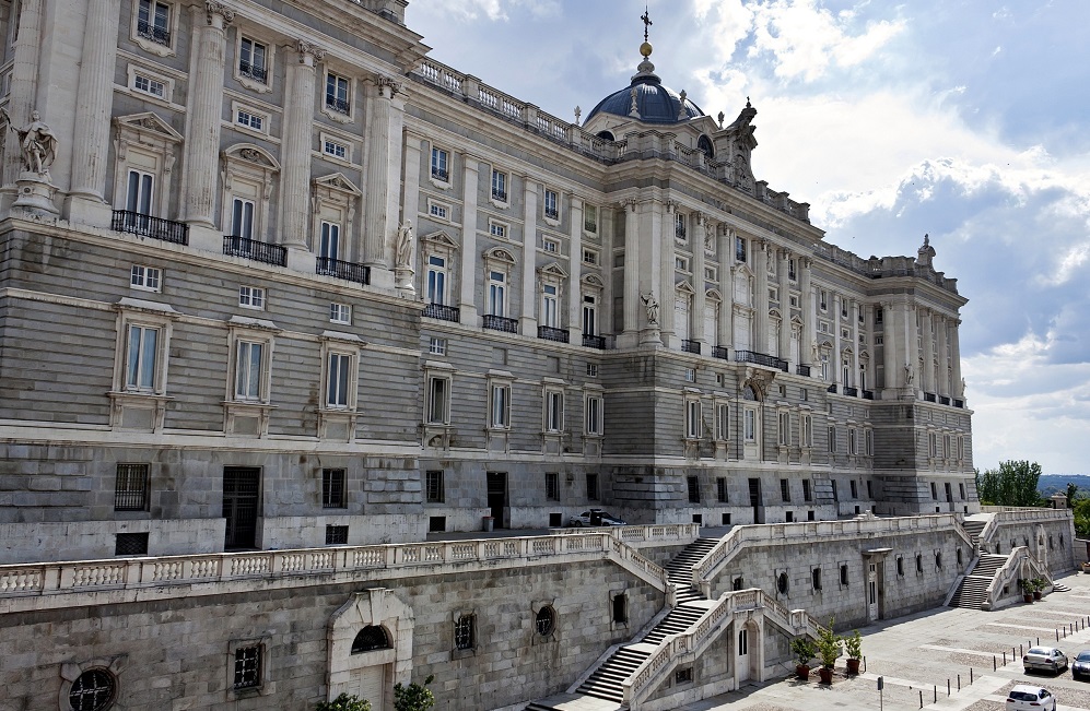 Королевский дворец в Мадриде – истинный бриллиант Испании, который должен увидеть каждый турист