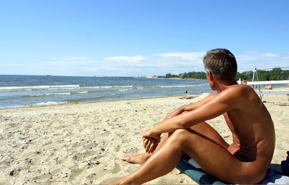 Молодые нудистки весело и задорно отдыхают на одном из пляжей СССР