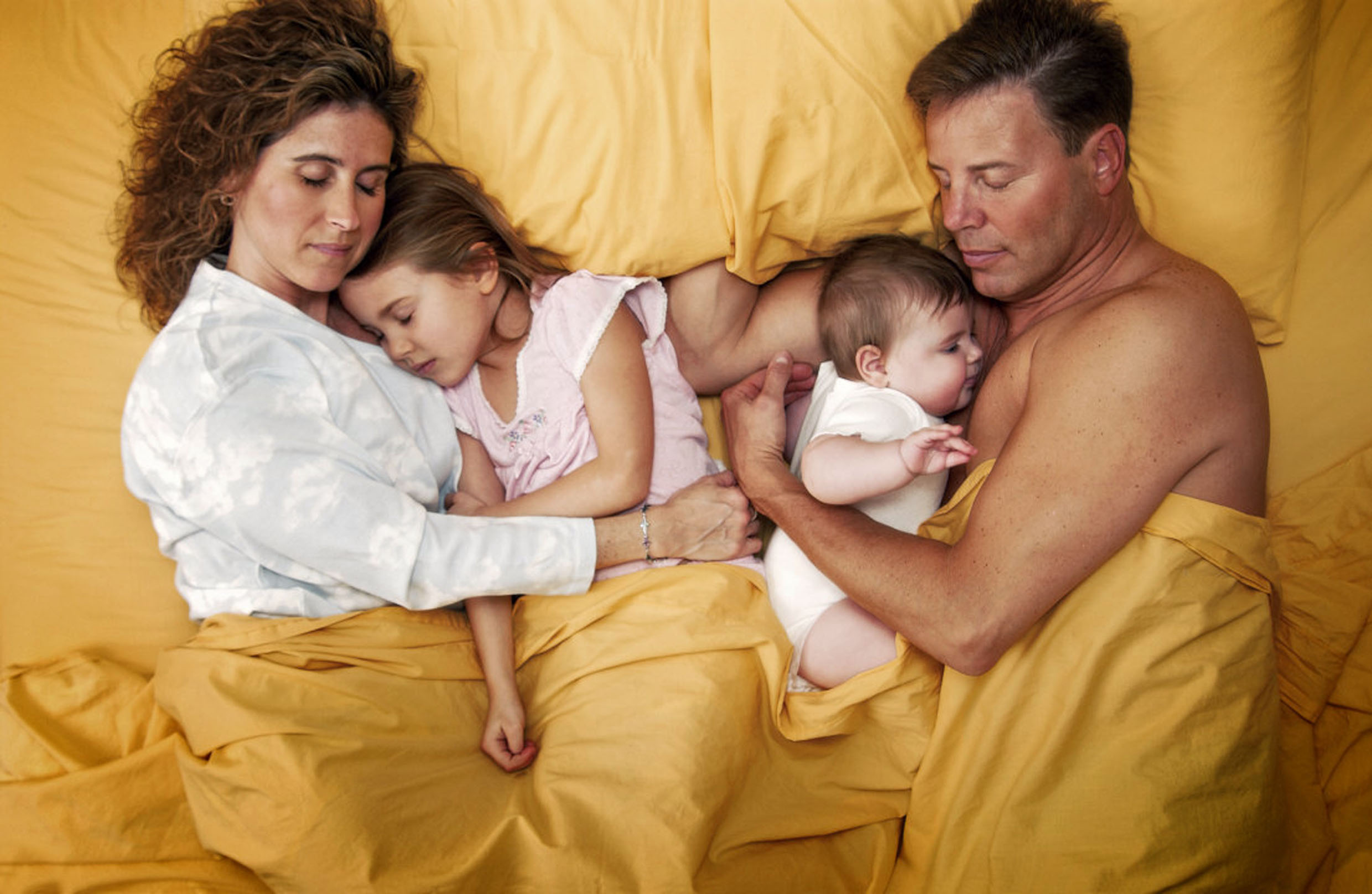 Семья с двумя новорожденными детьми