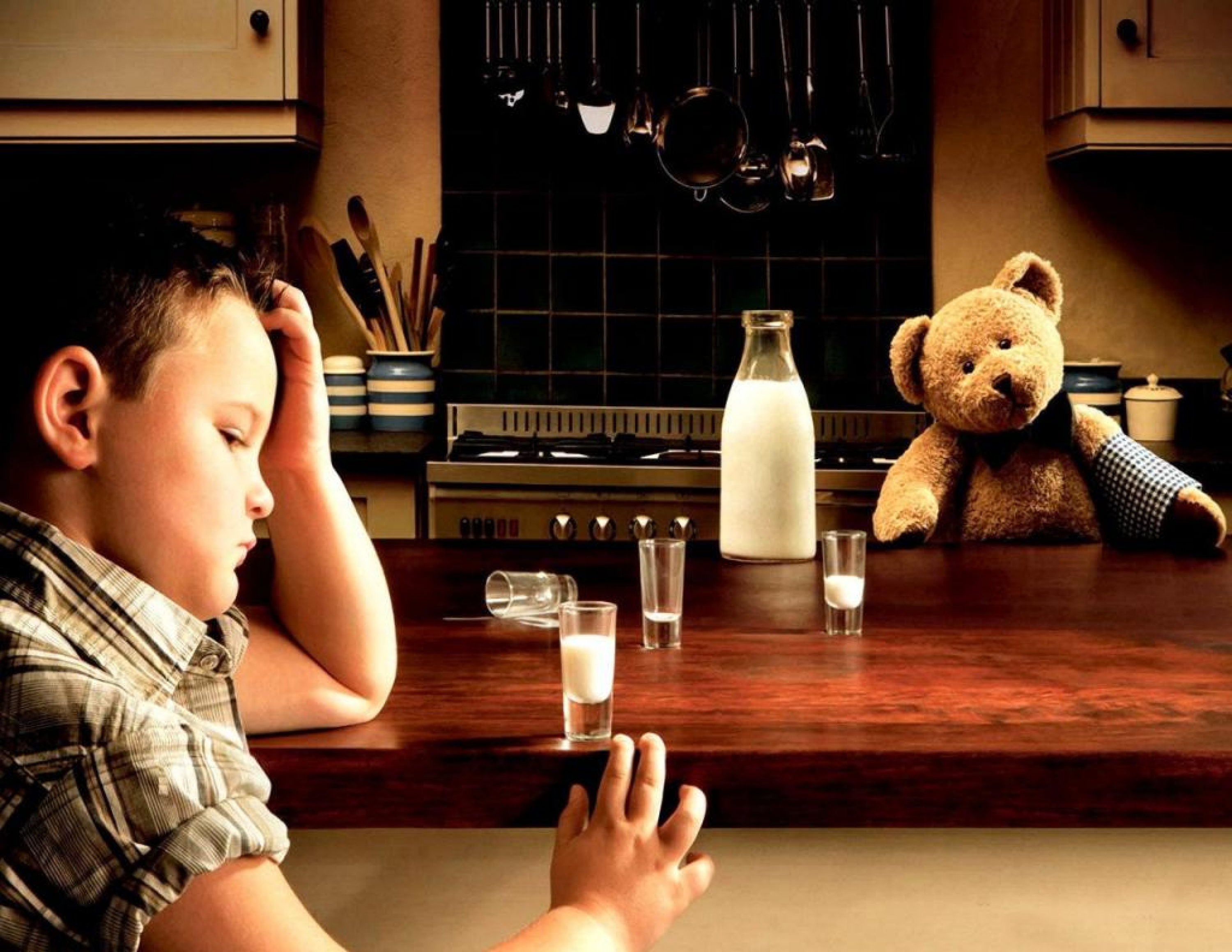 Взрослый сын пьет. Дети за столом. Одиночество ребенка. Одинокий ребенок в семье. Детский алкоголизм.