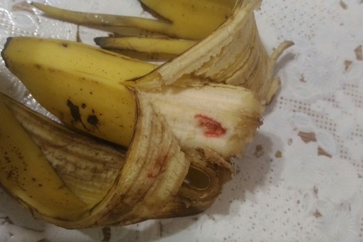 Банан внутри красный ‒ он отравленный или нет: что это, можно ли его есть