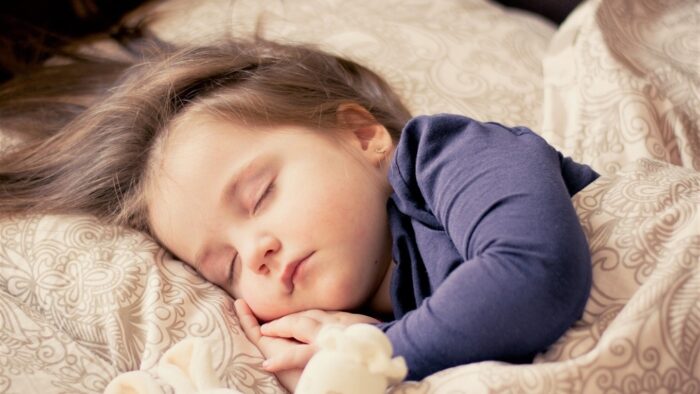 Режим дня годовалого ребенка по часам: сколько спать и когда кушать