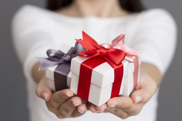Подобрать подарок для близких и дальних родственников: какой выбрать