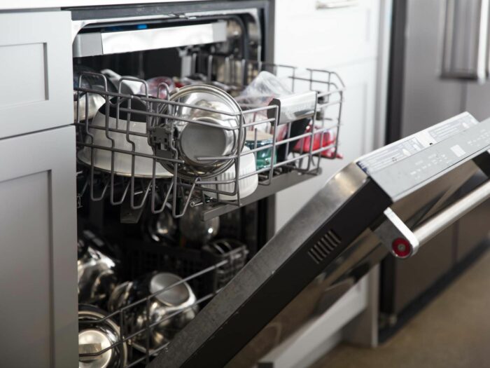 Хрусталь, ножи, керамика, тефлоновая сковородка, мультиварка в посудомойке ‒ можно мыть или нет