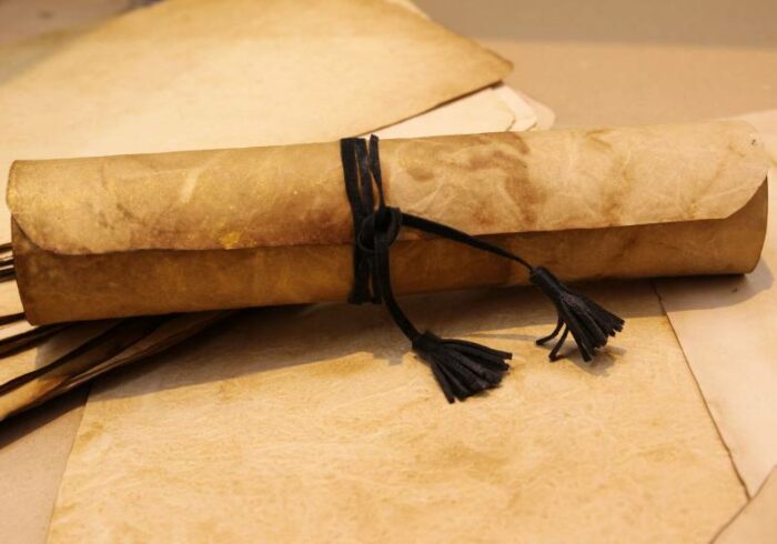 Первый пергамент и из кожи каких животных его делали: история древней бумаги