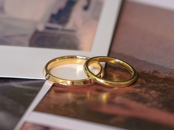 Гадание на обручальном кольце на нитке: на замужество и на детей