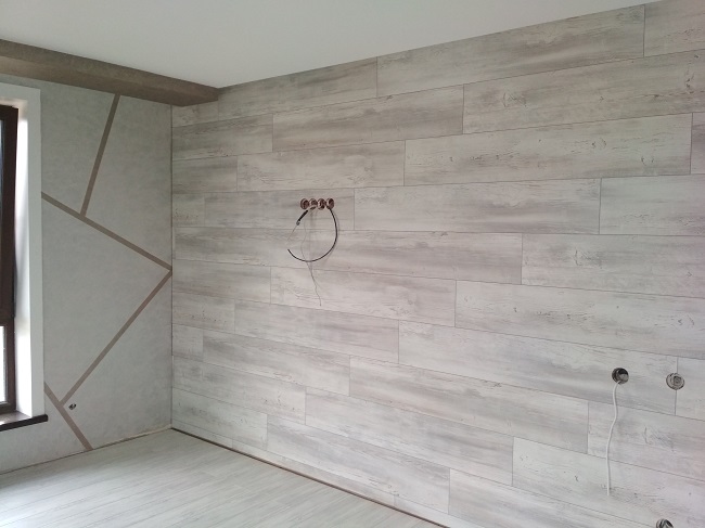 Ламинат на стену вертикально: как уложить в коридоре, ванной комнате, фото