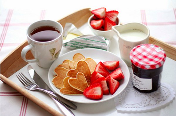 Романтический завтрак, ужин для любимого, любимой на 14 февраля: как сделать своими руками
