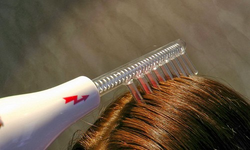 Электрическая лечебная расческа с токами Дарсонваля: показания для волос
