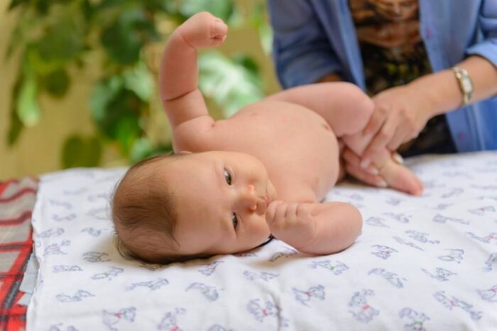Массаж новорожденным и с какого возраста можно: польза до года