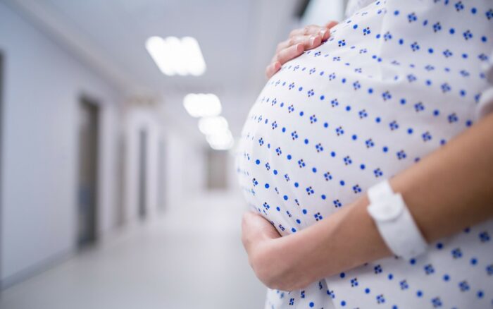 Беременные женщины в возрасте: можно ли родить ребёнка после 50