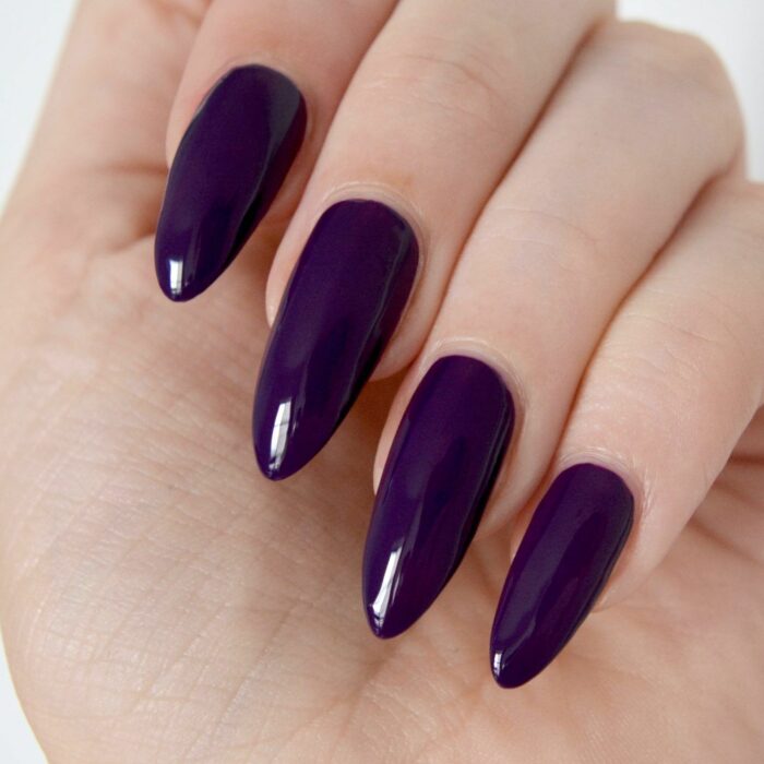 Дизайн ногтей с фиолетовым цветом: матовый маникюр или покрытие с блестками