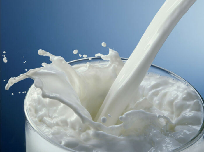 Молоко в пожилом возрасте: польза и вред, сколько можно пить