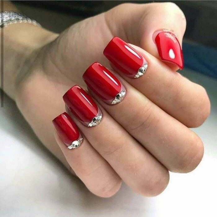 Красный маникюр с блестками, камнями, битым стеклом: дизайн на длинных ногтях