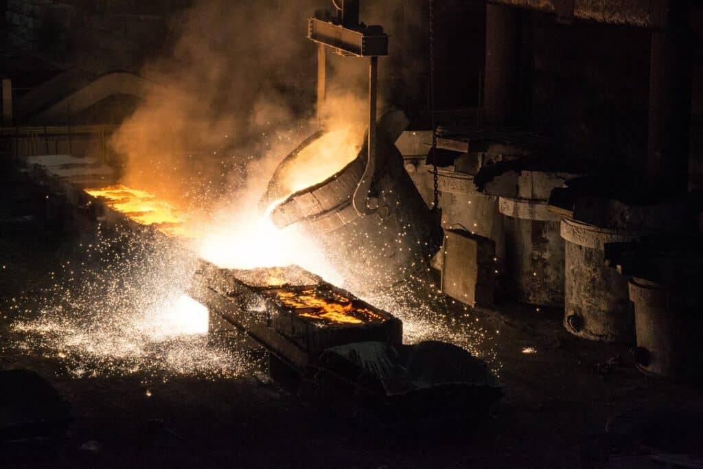 Как проходит производство стали, и какие методы применяются в технологическом процессе?