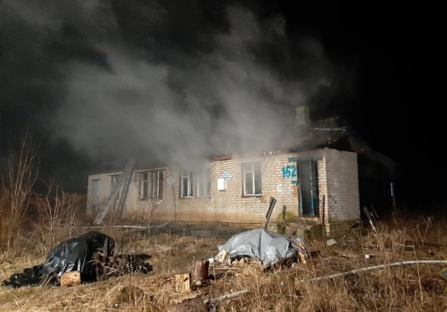 В Шумилинском районе спасатели тушили пожар дома: в погребе обнаружили труп мужчины