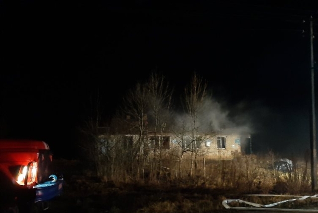 В Шумилинском районе спасатели тушили пожар дома: в погребе обнаружили труп мужчины