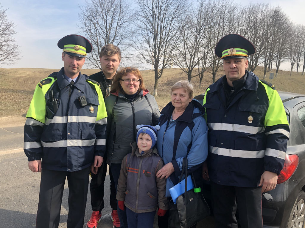 В Смолевичском районе сотрудники ГАИ помогли гражданке с ремонтом колеса